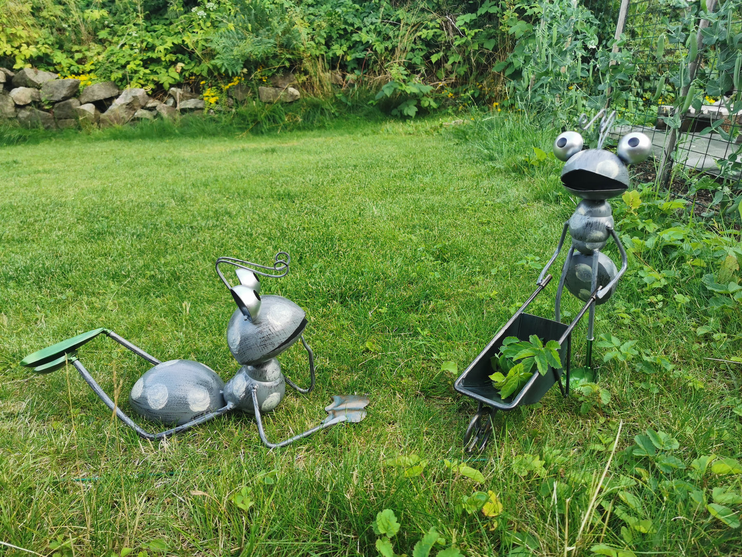 Metall maur som ligger å leser