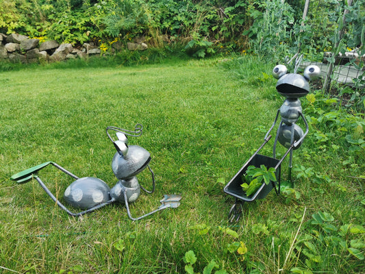 Metall maur som ligger å leser