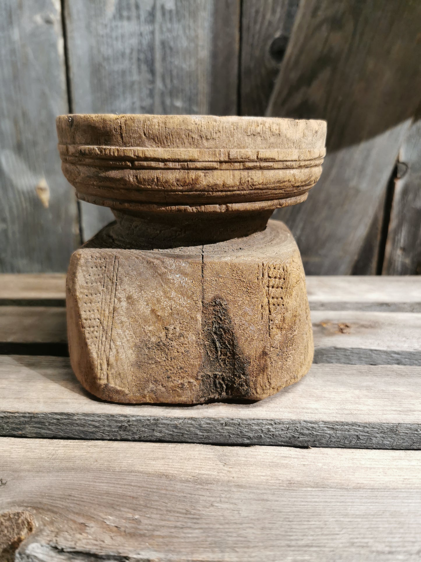 Kubbe lysestake i tre. H 11,5cm d oppe 12cm mål nede 12x11,5cm. Nr4