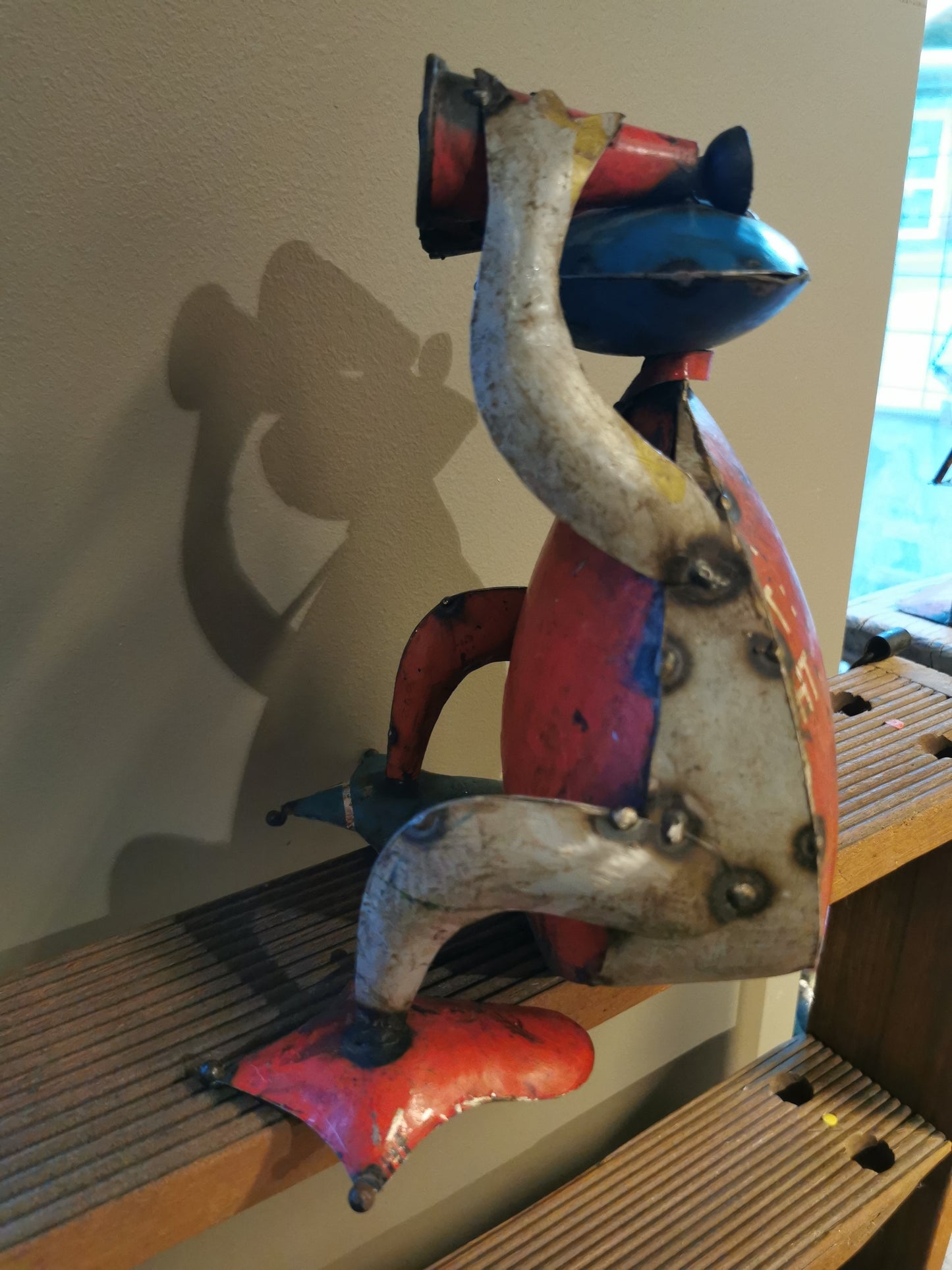 Sittende Metallfrosk med kikkert