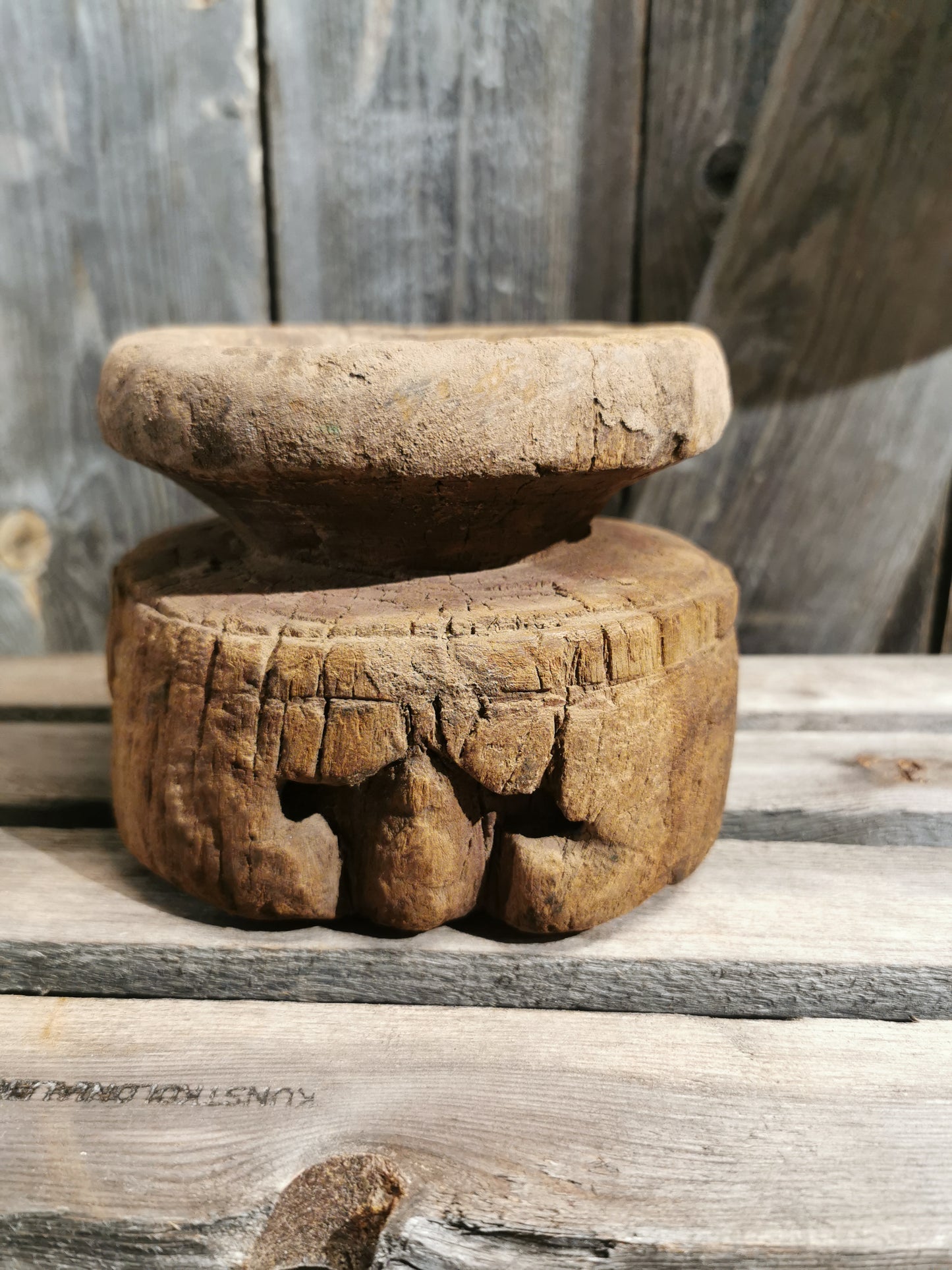 Kubbe lysestake i tre. H 11.5cm D-oppe 13,5 D-nede 15x16cm. Nr 2