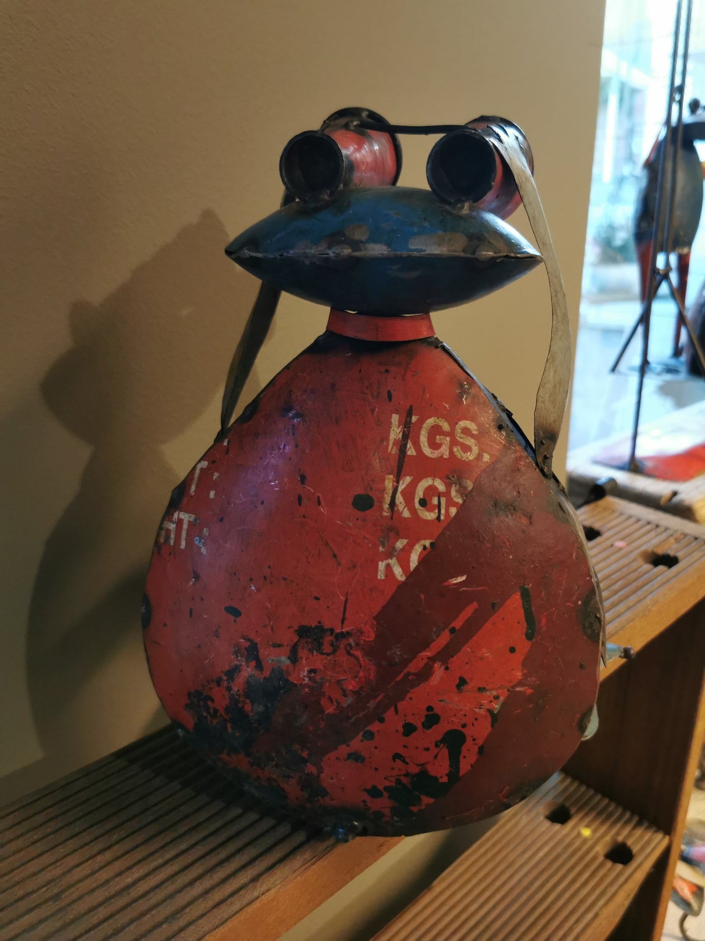 Sittende Metallfrosk med kikkert