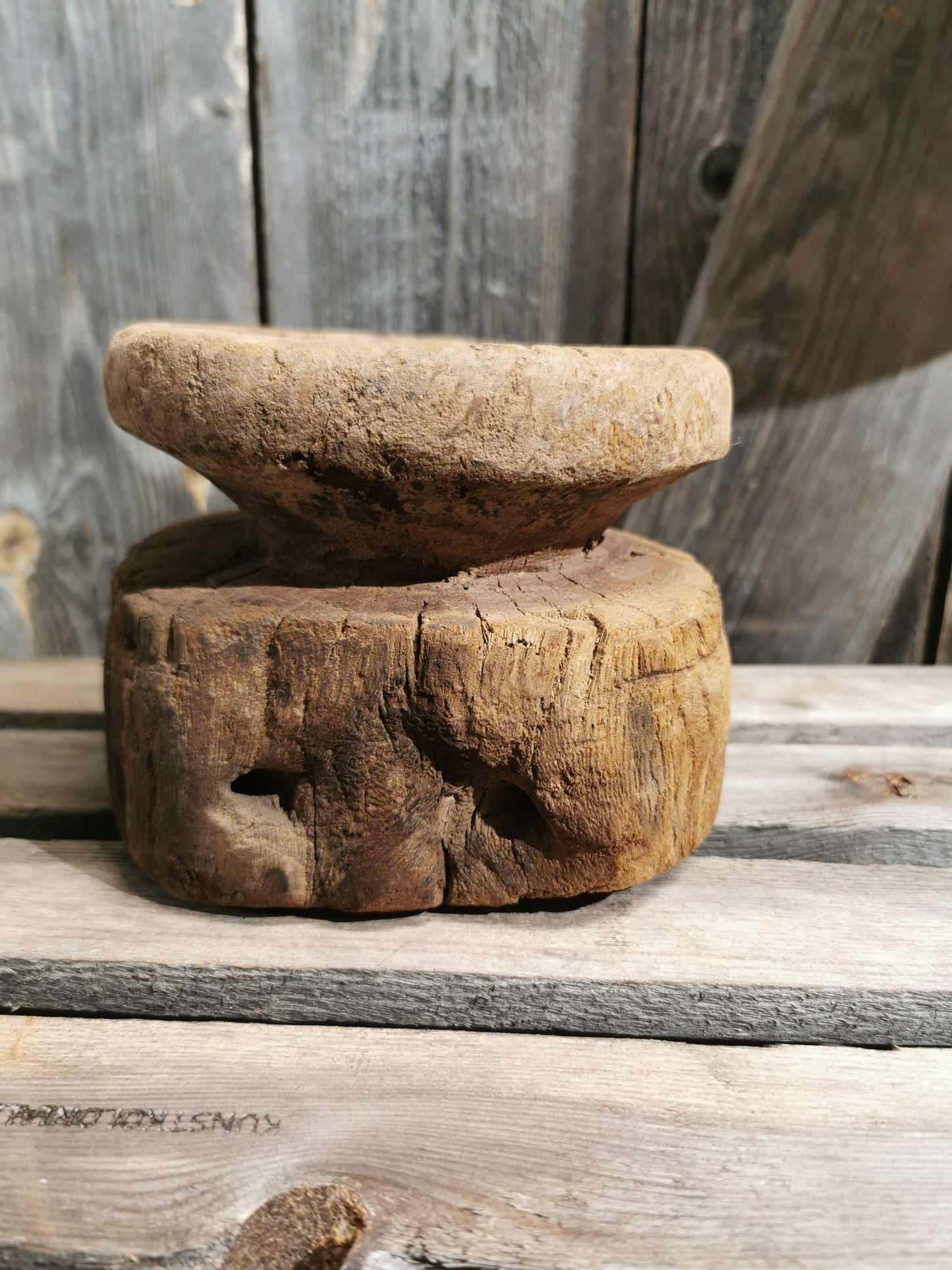 Kubbe lysestake i tre. H 11.5cm D-oppe 13,5 D-nede 15x16cm. Nr 2