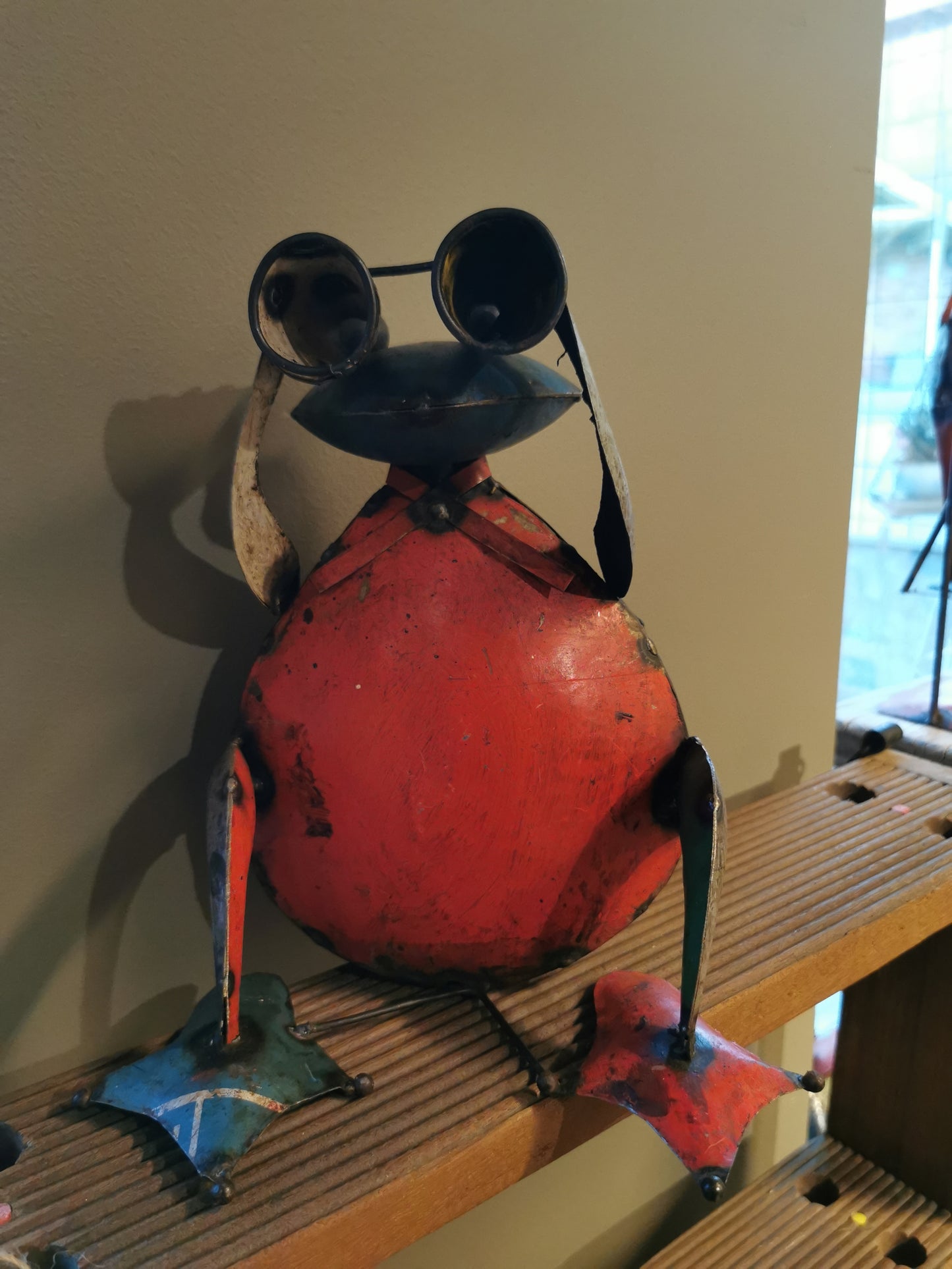 Sittende Metallfrosk med kikkert