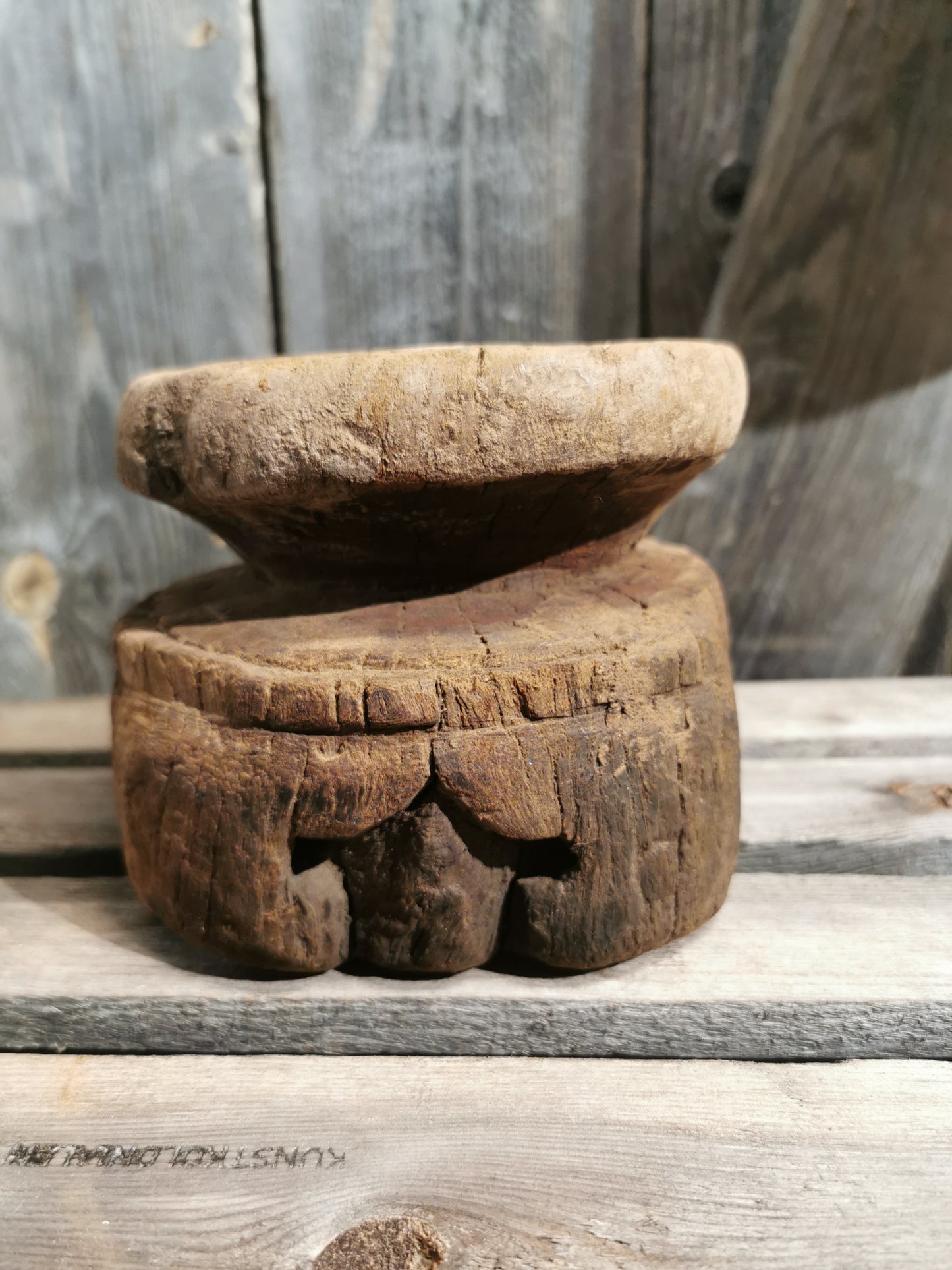 Kubbe lysestake i tre. H 11.5cm D-oppe 13,5 D-nede 15x16cm. Nr 2